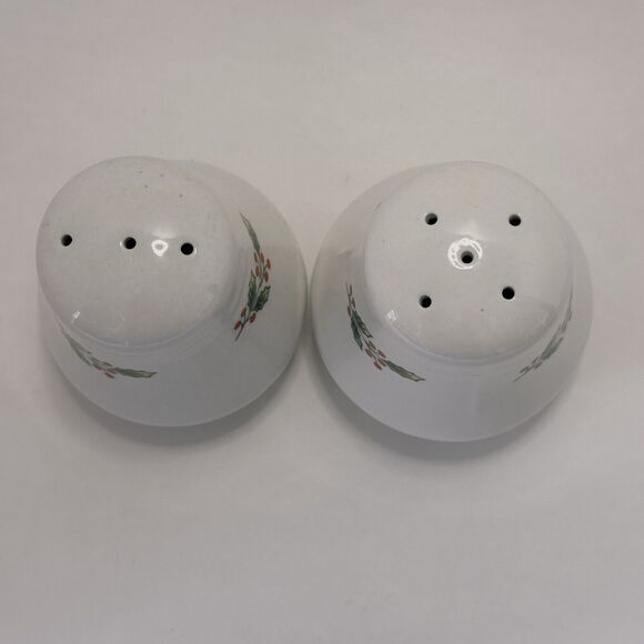 Gibson Christmas Holly & Berries Salt & Pepper Shakers 1980s Housewares VINTAGE - Picture 3 of 10